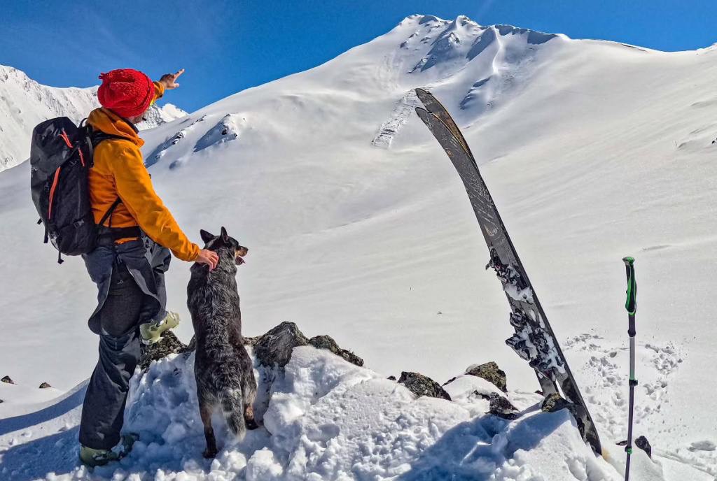 Гляциолог курорта Леонид Дементьев оценивает риски возможности схода лавин в Архызе. Страховка в Архызе для горных лыж и фрирайда
