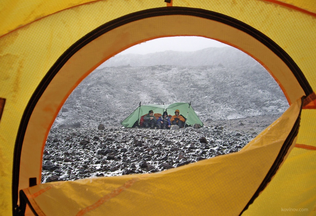 Turisty-pod-tentom-na-Kamchatke-636.jpg Turisty-pod-tentom-na-Kamchatke-636.jpg
